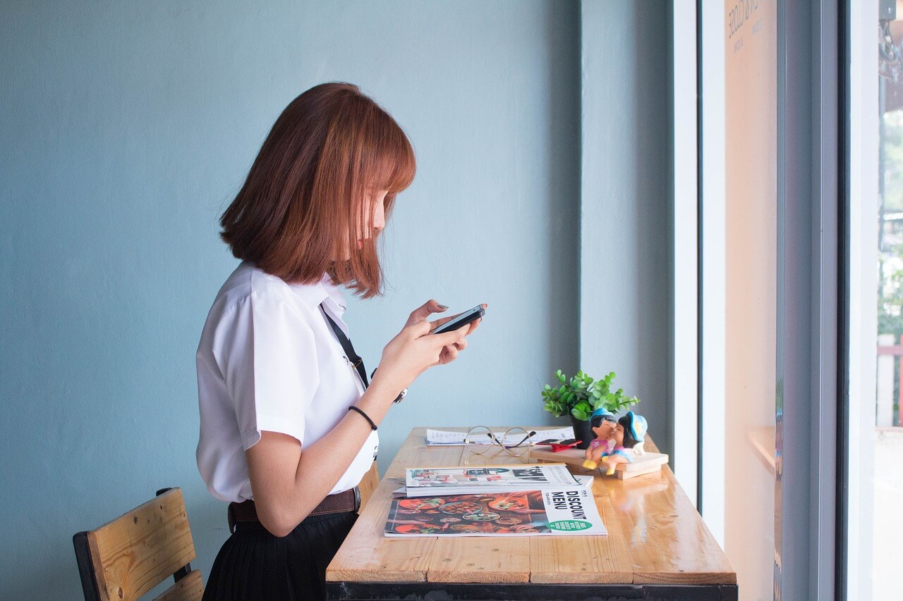 電話占いをする女性